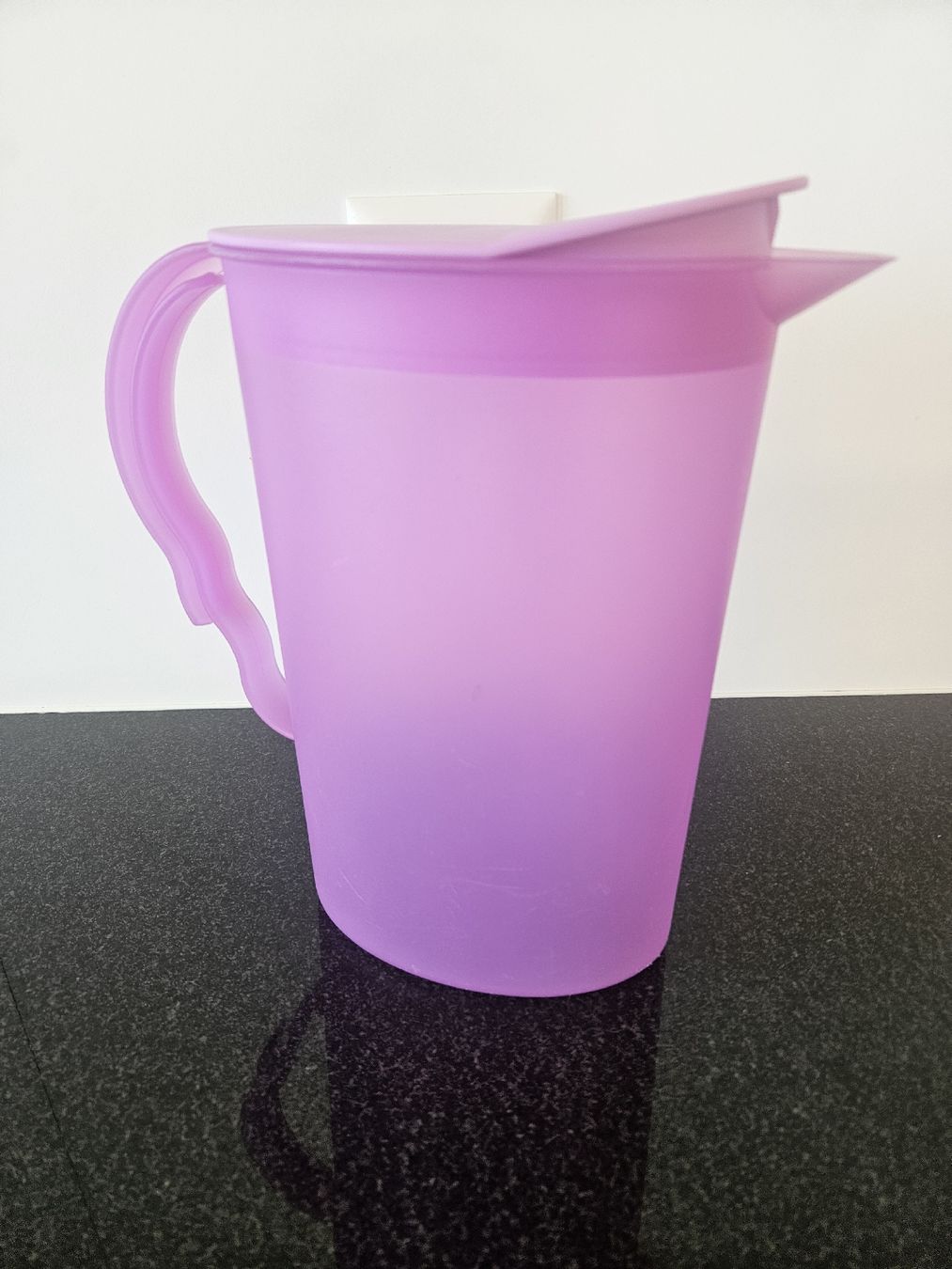 Tupperware Carafes: Pichet Tupperware rose contenance 2,1L – D'occasion à Morges par Mlle_Croft_91 1