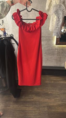 Robe rouge à volants chic pour l'été, occasion spéciale