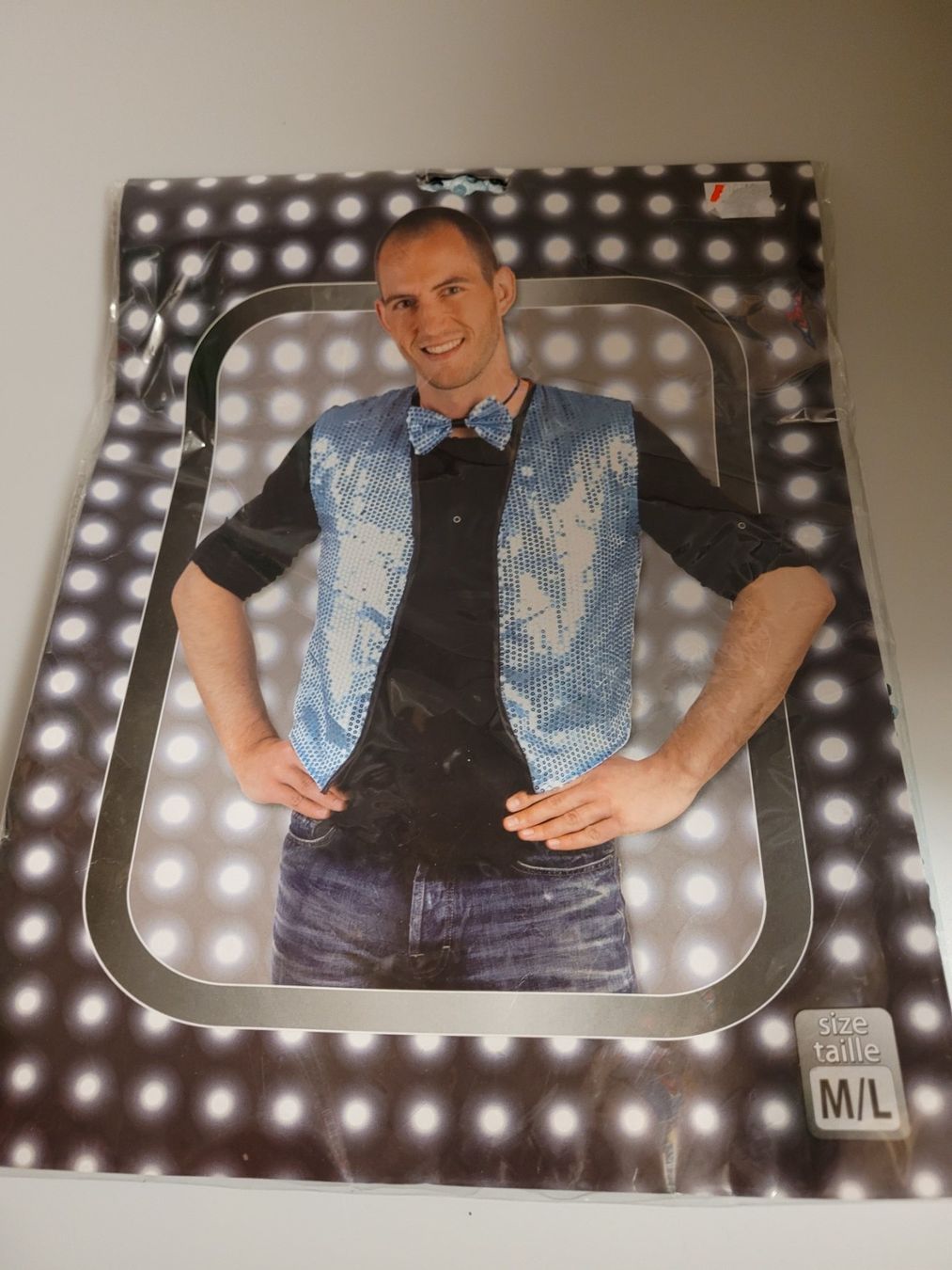 Costumi: Kostüm Weste und Fliege hellblau Grösse M/ L – Nuovo e nell'imballaggio originale da Oberuzwil venduto da aseinkaufswelt