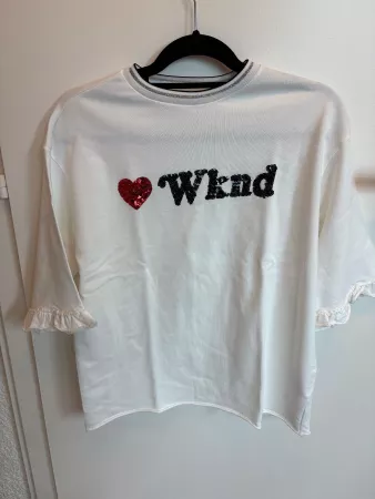 T-shirt blanc WKND à sequins & manches volantées – Taille S