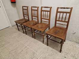 Lot de 4 chaises anciennes en bois massif, à saisir! (52)