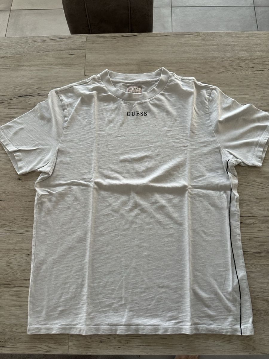 Guess T-shirt: T-shirt Guess blanc, taille M – Usato da Moutier venduto da francisco20