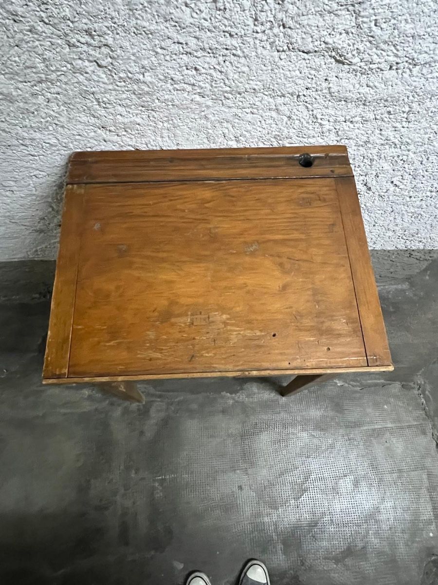 Scrivanie: Bureau d'écolier en bois vintage – Usato da Lausanne venduto da Balthaaaa 2