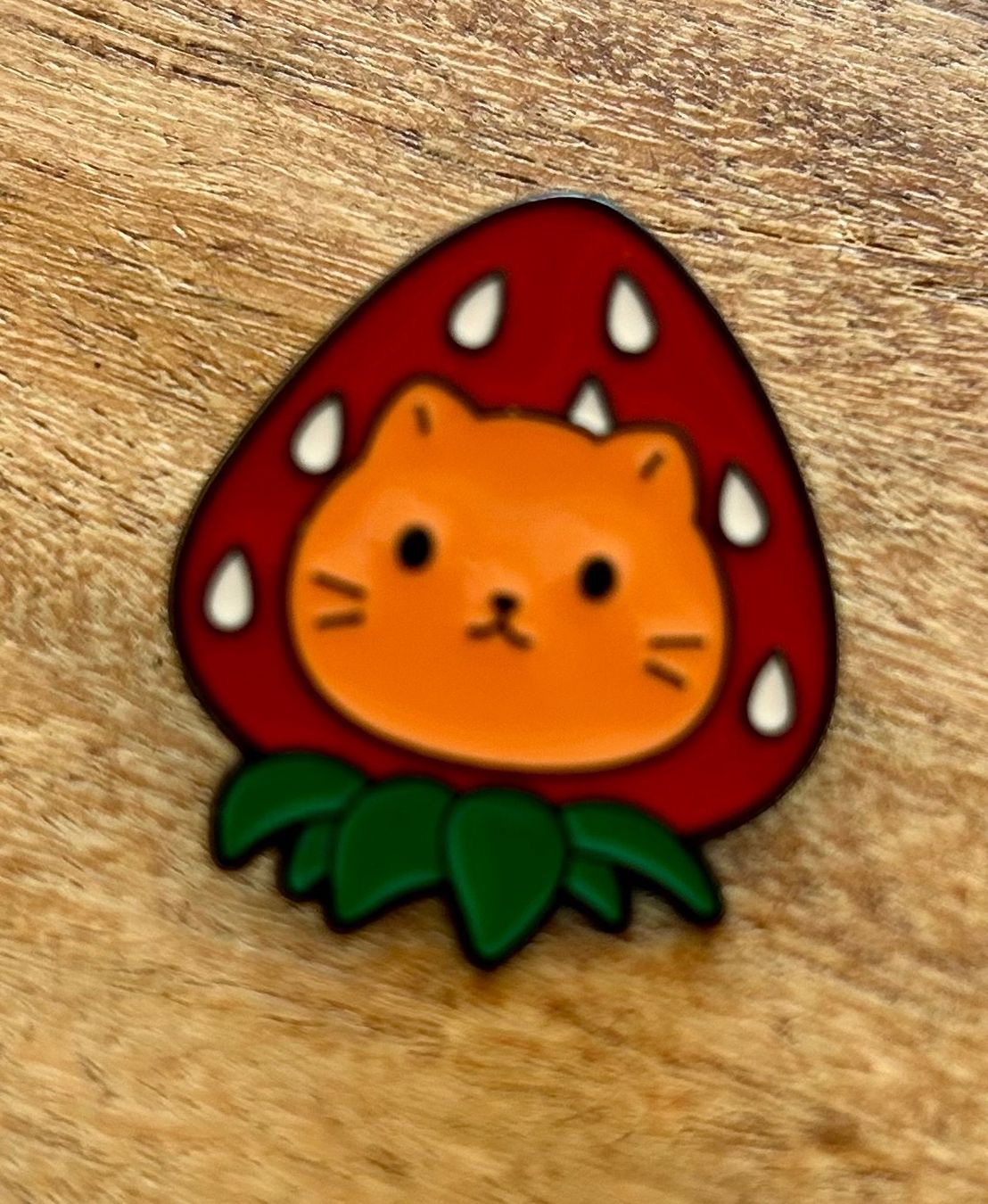 Plaketten & Abzeichen: Pin Katze Erdbeere – Neu und originalverpackt aus Geneve von vane267
