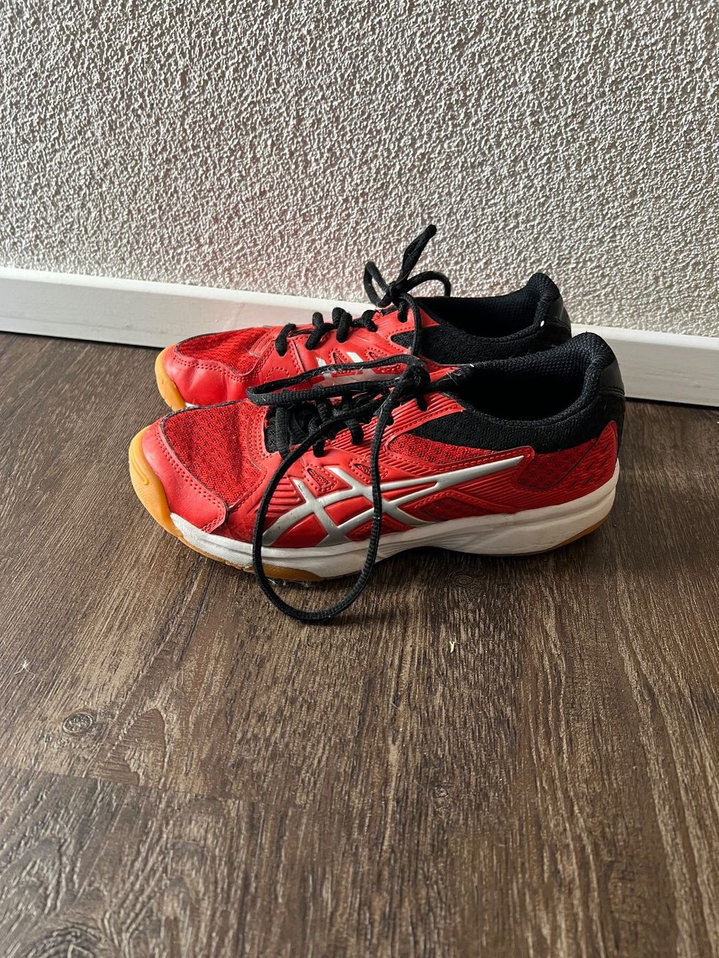 Asics Herrenschuhe: Hallenturnschuhe asics Gr.34.5 – Gebraucht aus Neuendorf von flury4623 1