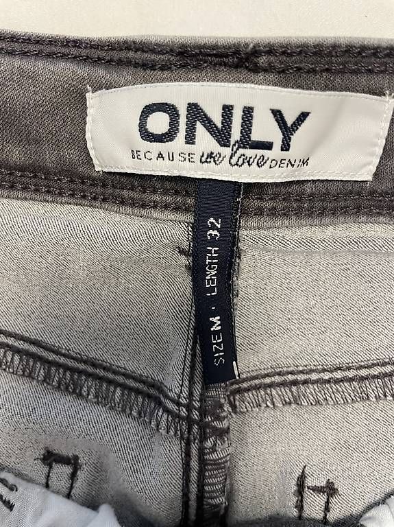 Jeans: ONLY Jeans Grau  Größe M / Länge 32 – Usato da Glis venduto da SabrinaXA 1