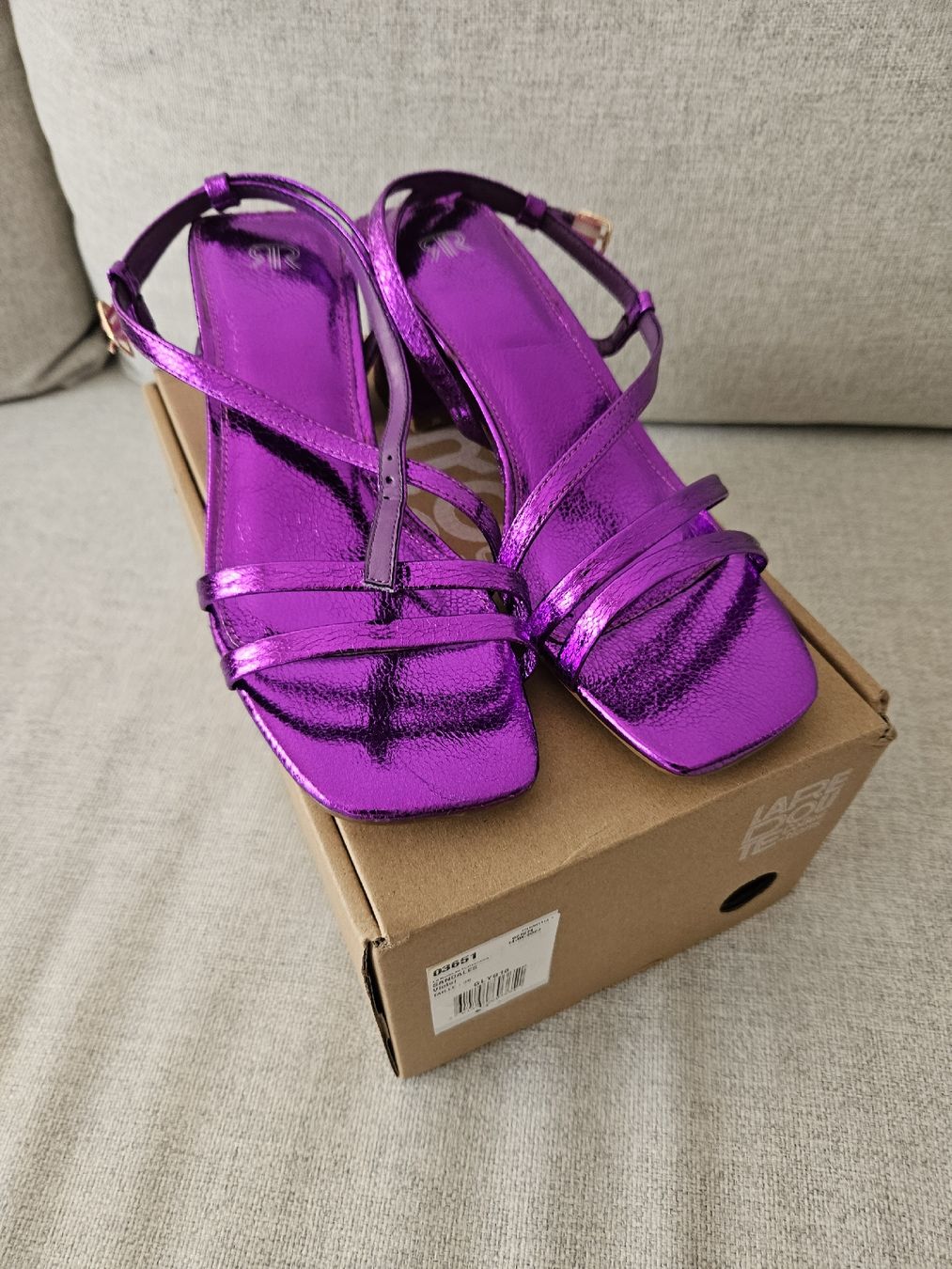 Scarpe da donna: Sandale violette – Nuovo e nell'imballaggio originale da Yverdon-les-Bains venduto da enzine