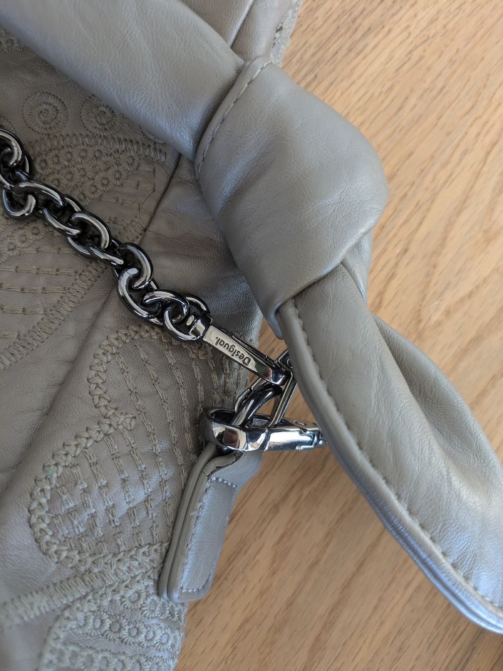 Desigual Taschen für Damen: Schöne Desigual Handtasche, grau – Gebraucht aus Ins von Jacy1 1