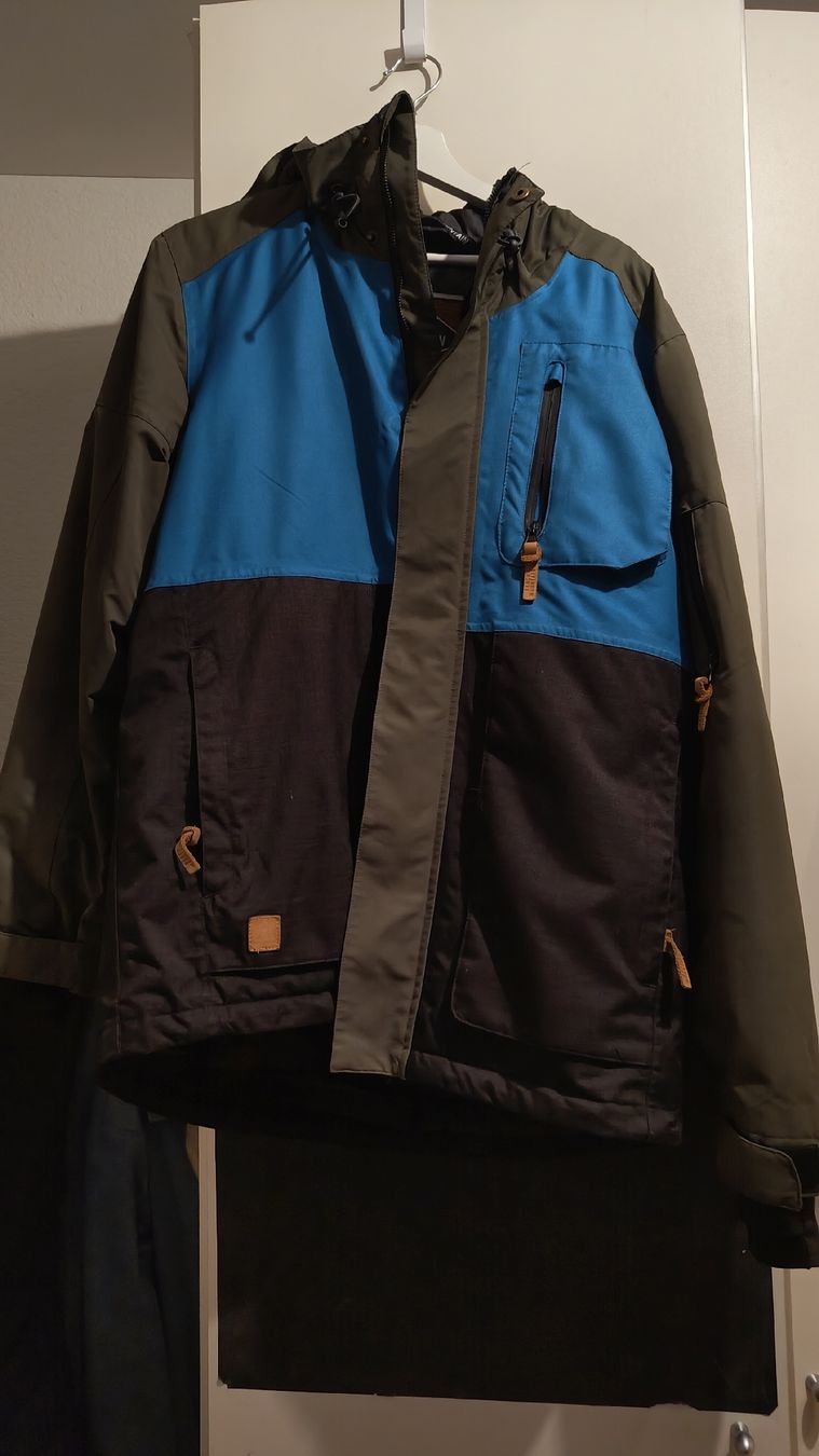 Vestes: Beach Mountain Winterjacke Gr. M ab 1 CHF – D'occasion à Adligenswil par sto_56jw