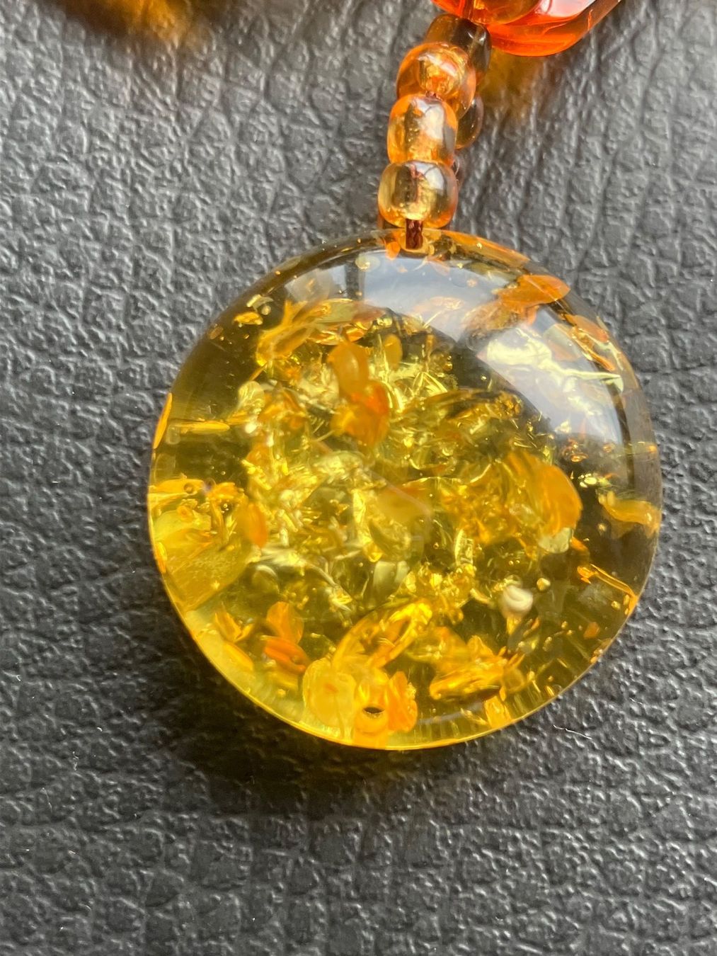 Catenine: Collier vintage en verre  60cm – Usato da Peseux venduto da Cresus27 6