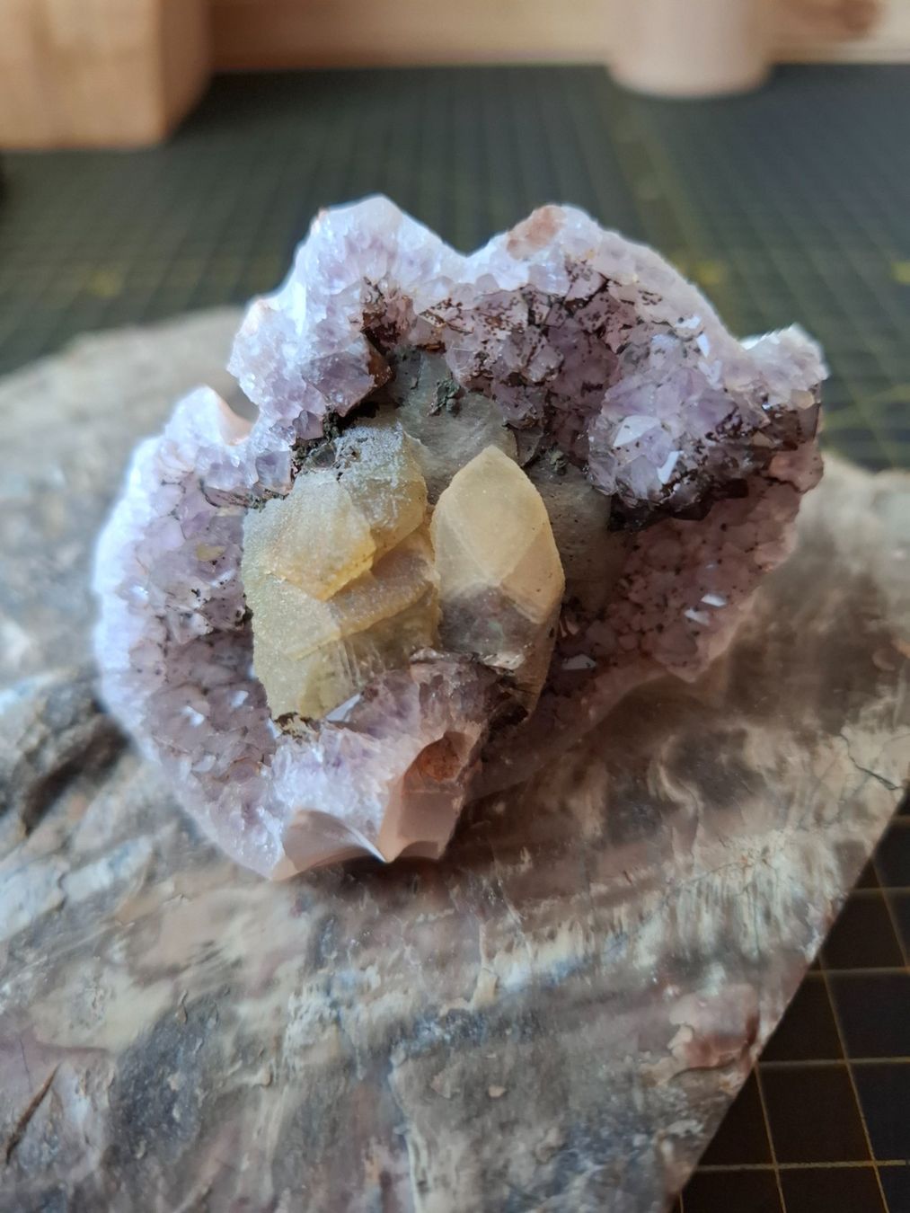 Minerali & Pietre curative: Amethyst mit Calcit – Usato da Zwieselberg venduto da Halifaxmendusli