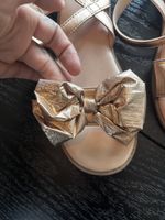Elegante goldene Sandalen mit Schleife, Grösse 33 / Sommer