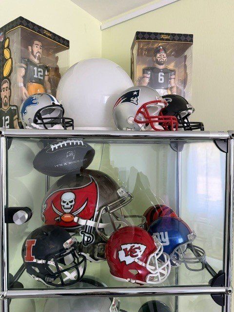 Vetrine: USM Vitrine mit NFL Helmen etc. – Usato da Bern venduto da howi72 1