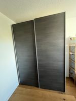 Schiebetürenschrank mit Tablar und Körben grau/brau