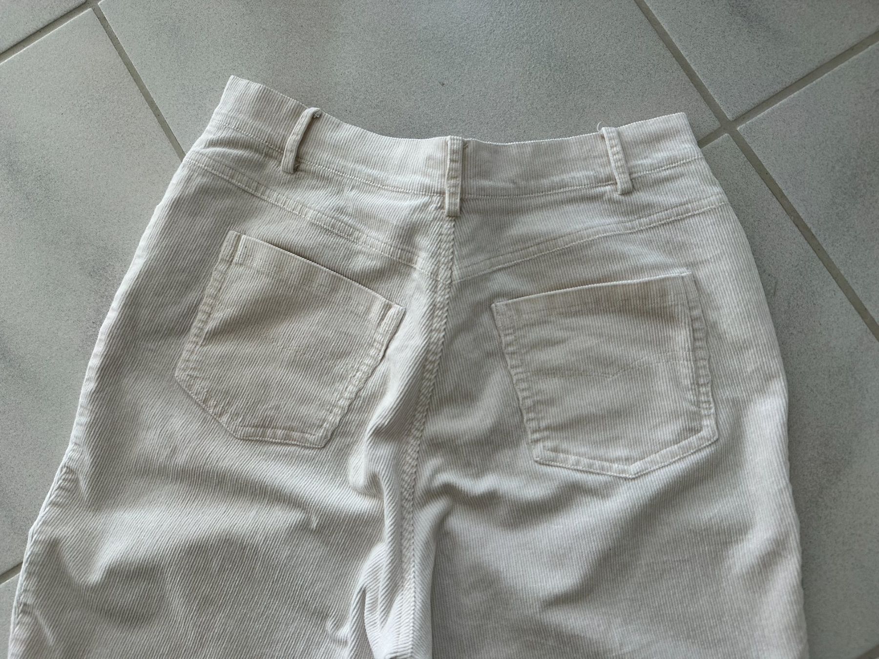 Pantaloni: Feincord-Hose (Gr. 40) – Usato da Endingen venduto da Jilly-Lilly 1