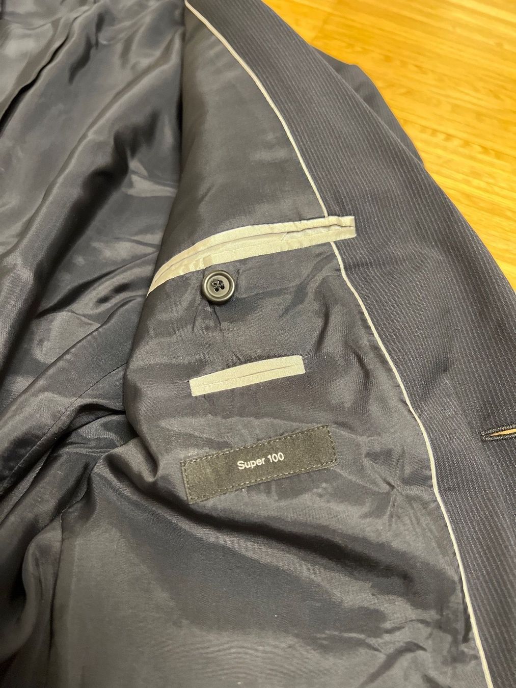 Hugo Boss Completi: Hugo Boss Heeren – Usato da Menzingen venduto da Dali2504 1