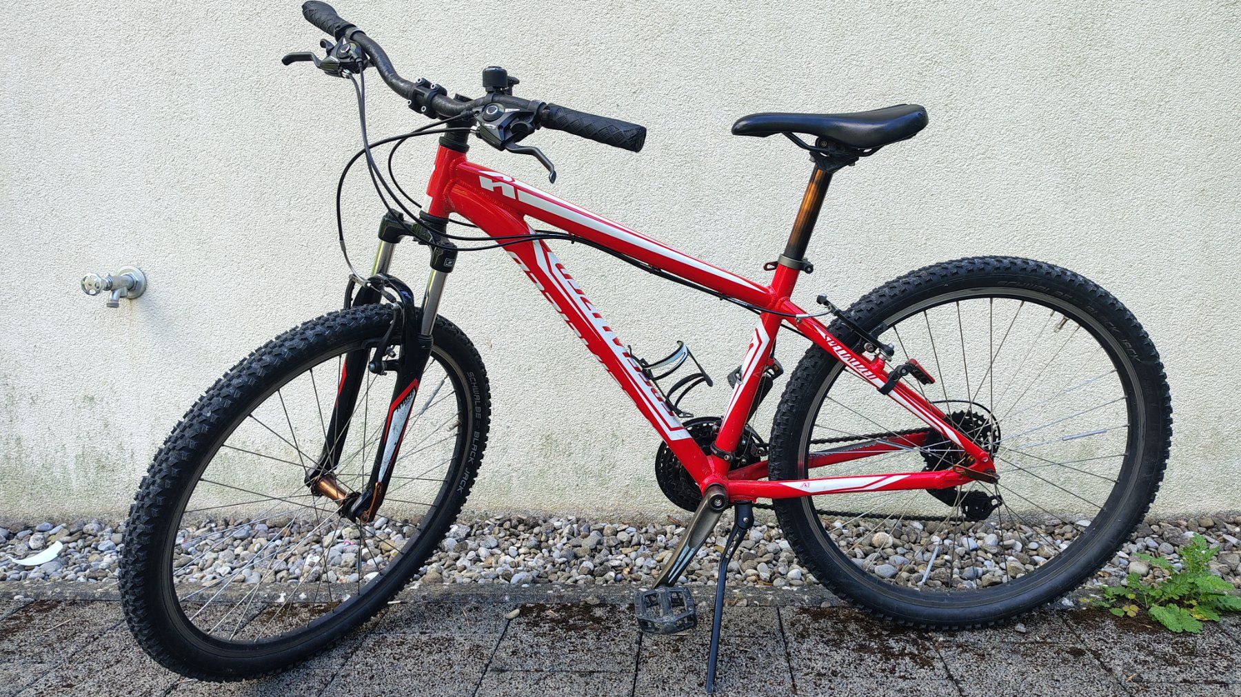 Specialized Biciclette: Rotes Specialized Hardrock MTB in gutem Zustand – Usato da Fribourg venduto da Marius06 1