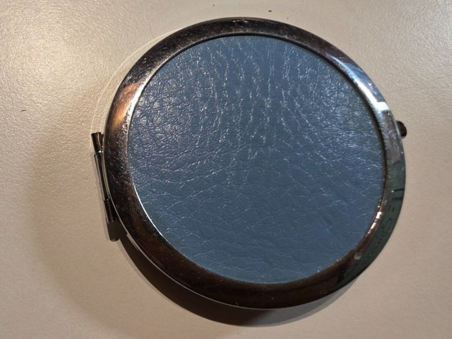 Specchi: Dose Schmink Spiegel 7cm KMS California – Usato da Walterswil BE venduto da Lonitti