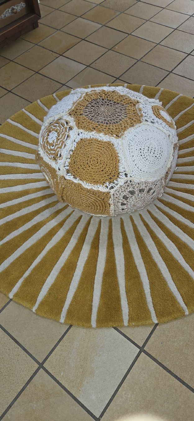 Poltrone: Häkelball Pouf Dekoration Handarbeit Patchwork Optik neu – Nuovo (secondo la descrizione) da Busswil BE venduto da Angy1974 3
