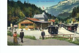 Brünig: Bahnhofbuffet und Dampfzüge, Touristen, Kutsche