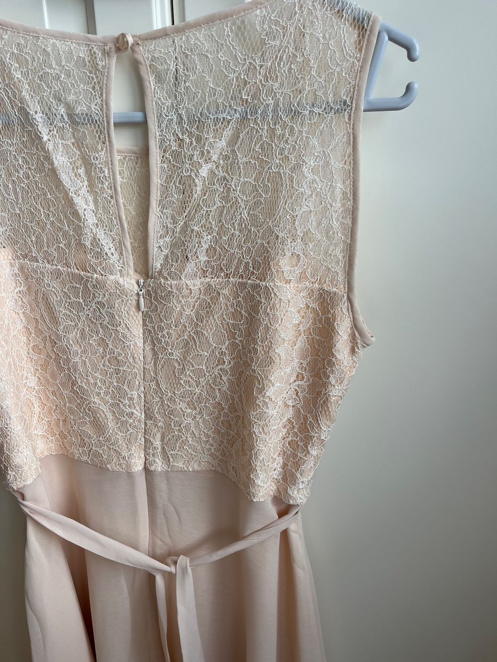 Vestiti: Schönes, neues Kleid mit Spitzen, Nude – Nuovo e nell'imballaggio originale da Oetwil an der limmat venduto da Sual 3