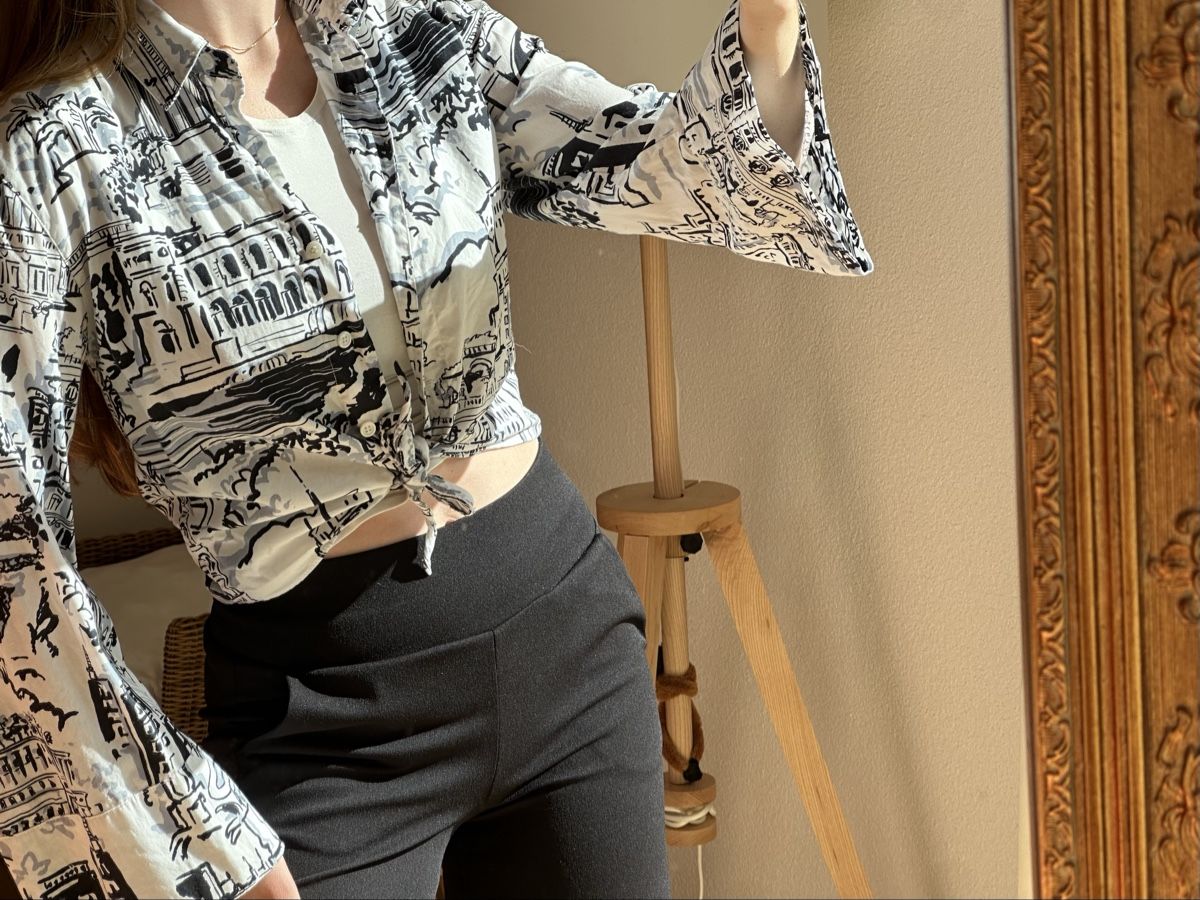 Zara Blusen: Zara Blouse with painting pattern – Gebraucht aus Buckten von Oliviasstuff