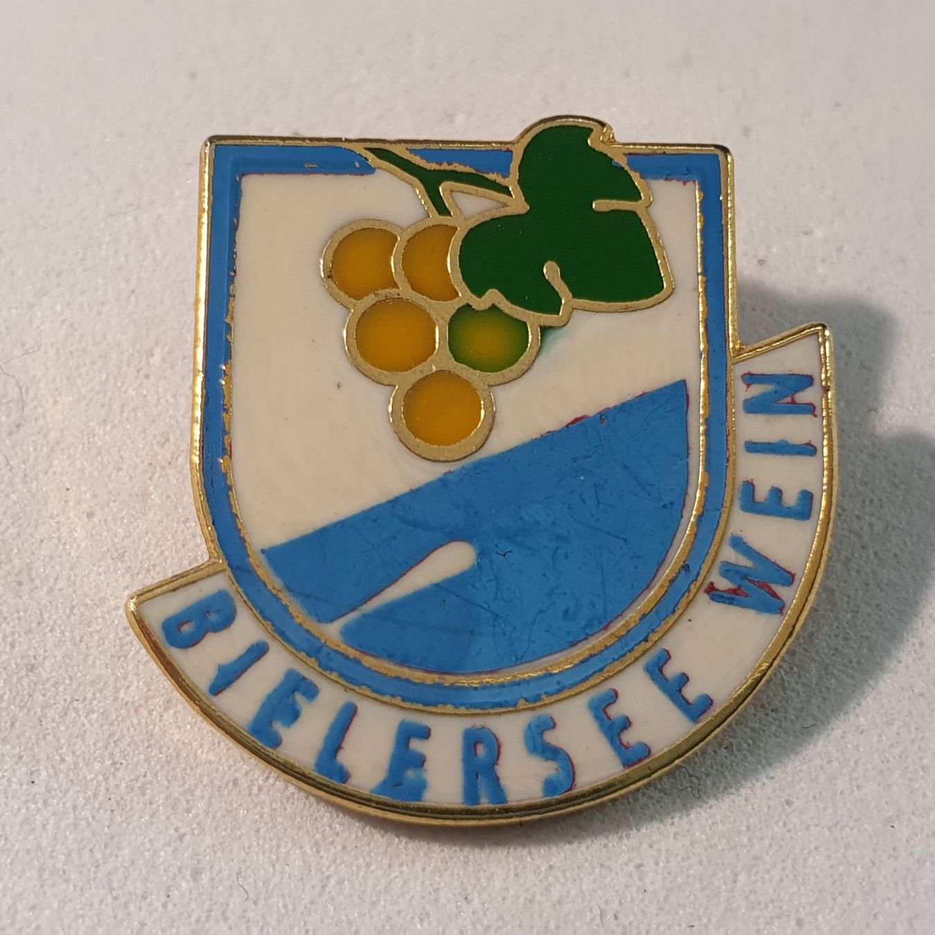 Placchette & Badge: Z824 - Pin Bielersee Wein – Usato da Reinach BL venduto da Boston-Verkauf