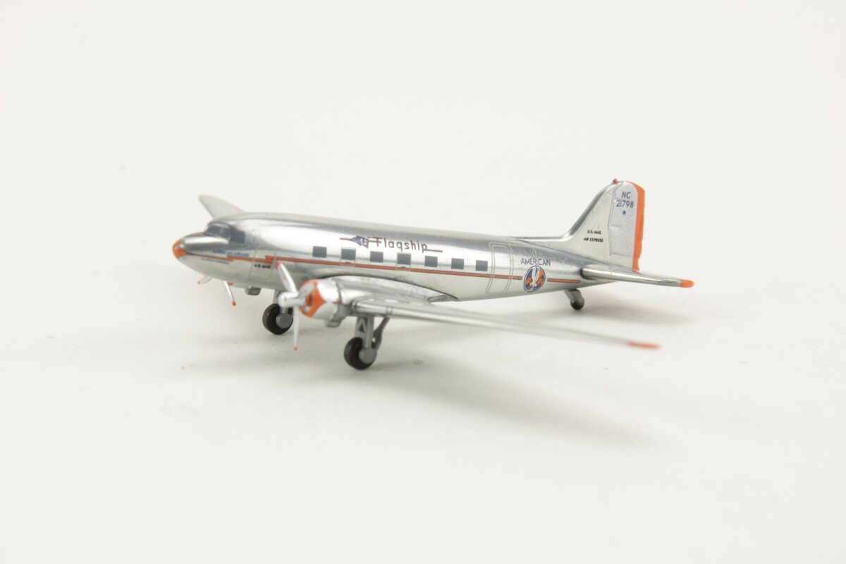 McDonnell Douglas Kit di modellismo & Modellini statici: DC-3 AMERICAN Airlines – Nuovo e nell'imballaggio originale da Morges venduto da iljamuromez 1