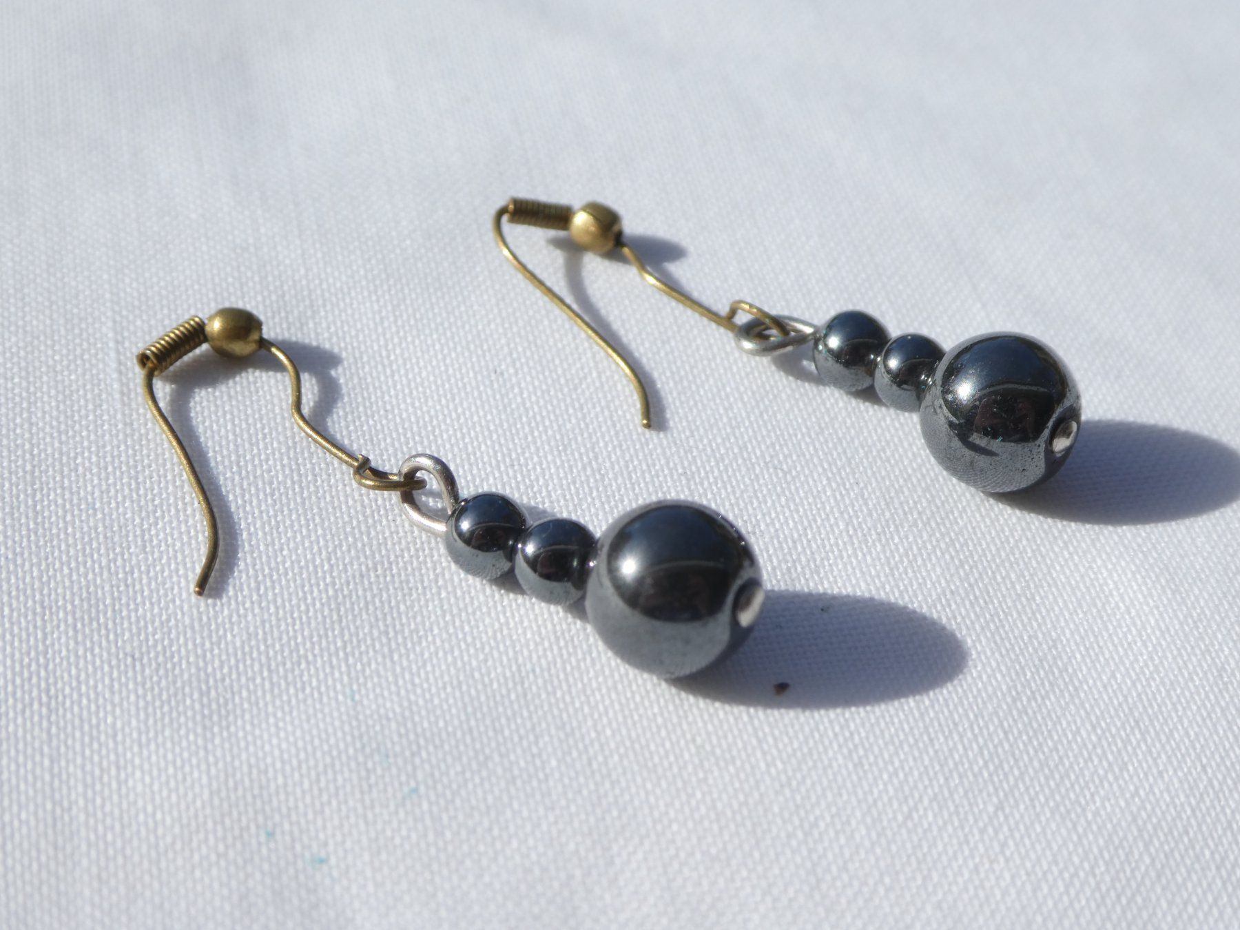 Ohrringe & -stecker: Vintage Ohrhänger, Hämatit-Kugeln – Gebraucht aus Gattikon von kaandooh