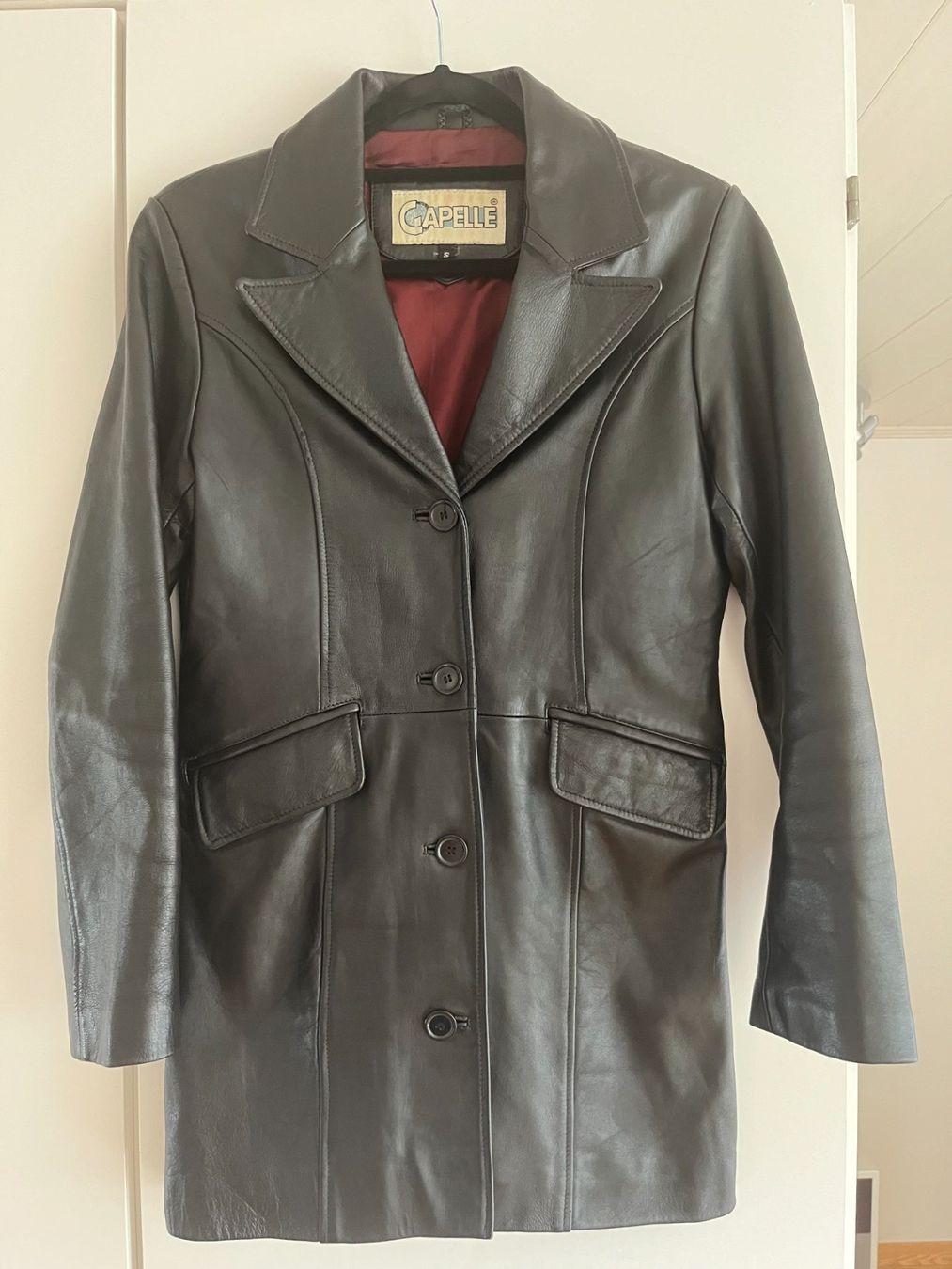 Giacche: Schwarze Lederjacke mit Innenfutter, Grösse S – Nuovo (secondo la descrizione) da Baar venduto da Aatina