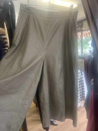 Schicke Lederhose "Weekend Max Mara" in Olivgrün, Gr. 36