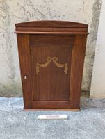 Apothekerschrank aus Holz mit Innenfächern und Schubladen