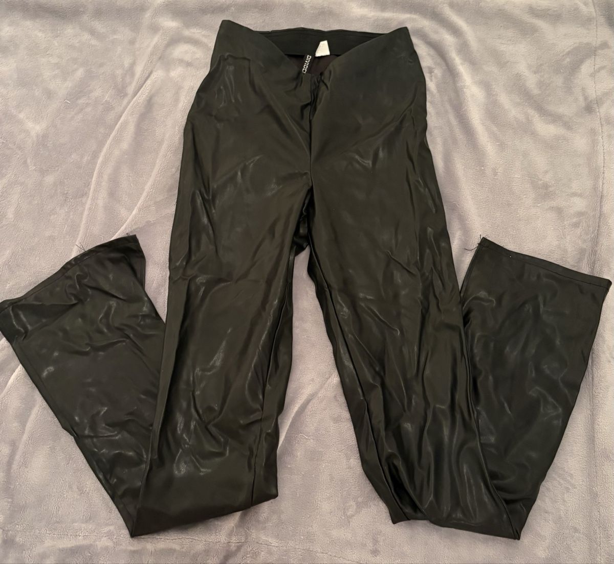 H&M Pantaloni: Kunstlederhose – Usato da Möhlin venduto da Seriii