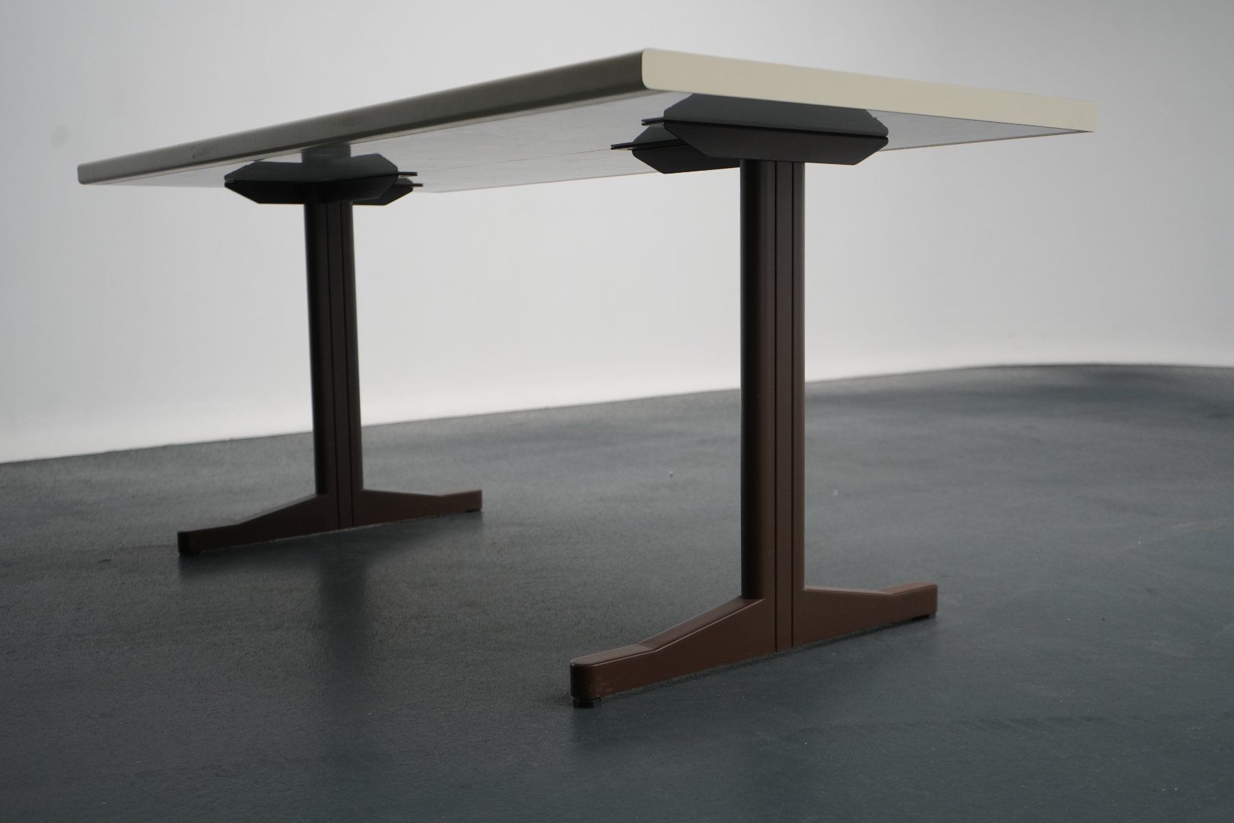 Tavoli: Tisch klein beige mit braunen Beinen – Usato da Safenwil venduto da EFAGSafenwil5745 3