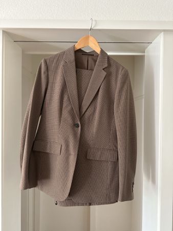 Uniqlo summer suit - size s/m