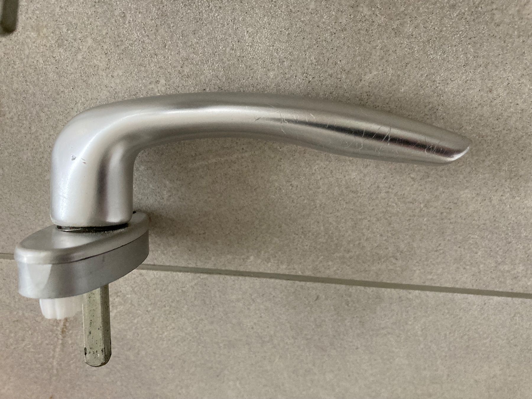 Ferramenta: 4x gebrauchte Fenstergriffe 4 B, silber, mit Schrauben – Usato da Nussbaumen AG venduto da car_7b54 1