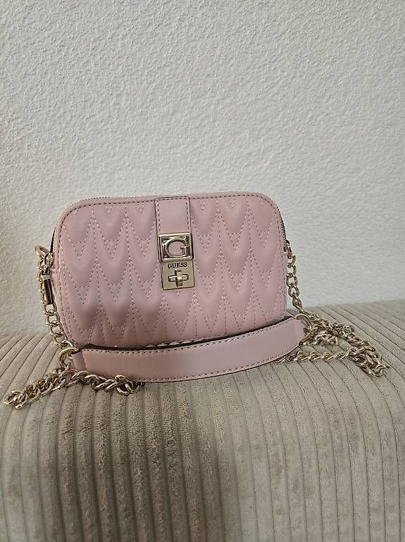 Sacs femmes: Guess Camera Bag in Rosa – D'occasion à Grenchen par sja_klm2