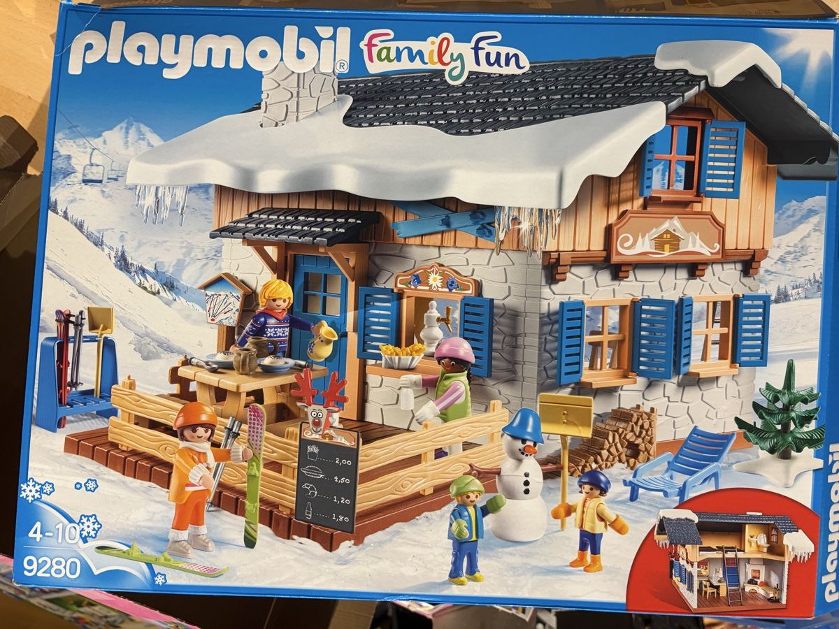 Playmobil Spielzeuge: Playmobil Skihütte – Gebraucht aus Frutigen von Mhera