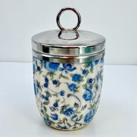Coquetier vintage en porcelaine fleurie bleue avec couvercle
