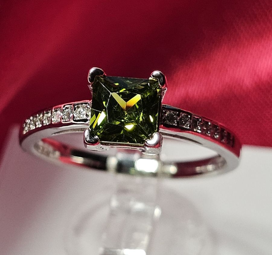 Anelli: Klassischer Ring mit Peridot, 925 versilbert, Gr. 7 – Nuovo (secondo la descrizione) da Grenchen venduto da maretop 2