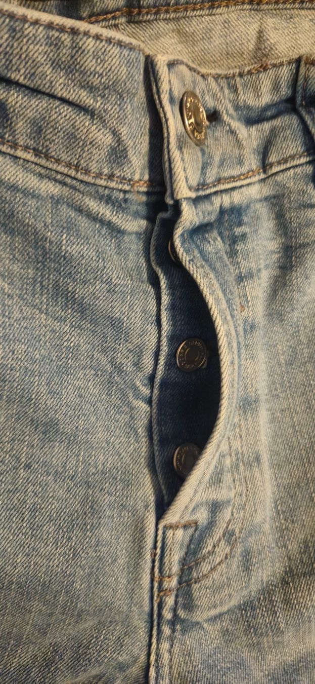 Zara Jeans: Jeans Zara hellblau Grösse 44 gebraucht – D'occasion à Basel par NikaV13 2
