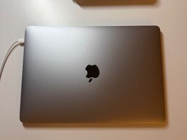 Super schöner MacBook Pro 13‘‘ in Space Grey mit Touchbar