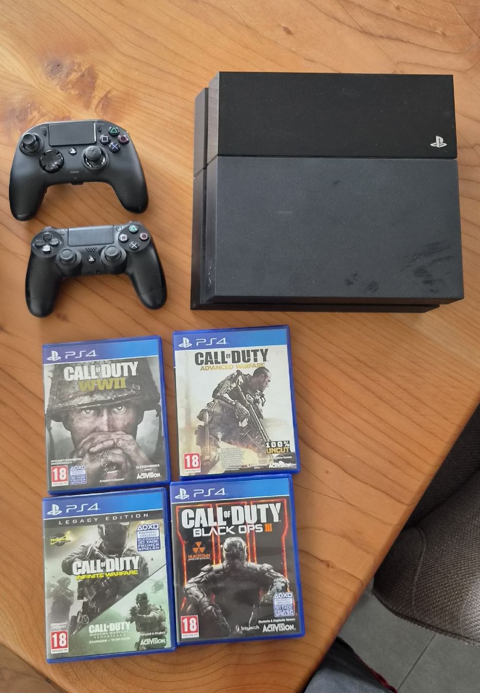 Sony Konsolen: PlayStation 4 mit 2 Controllern & 4 Spielen  – Gebraucht aus Ottikon von toebsen