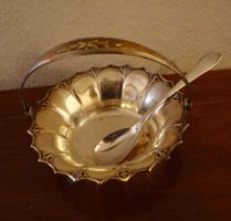 ZUCKERDOSE MIT LÖFFEL (VERSILBERT)
