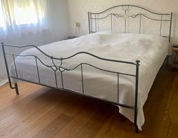 Schönes Metallbett, schwarz, inklusive Lattenrost