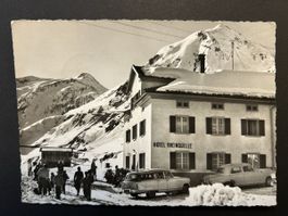 Tschamutt Restaurant Rheinquelle belebt mit Oldtimer