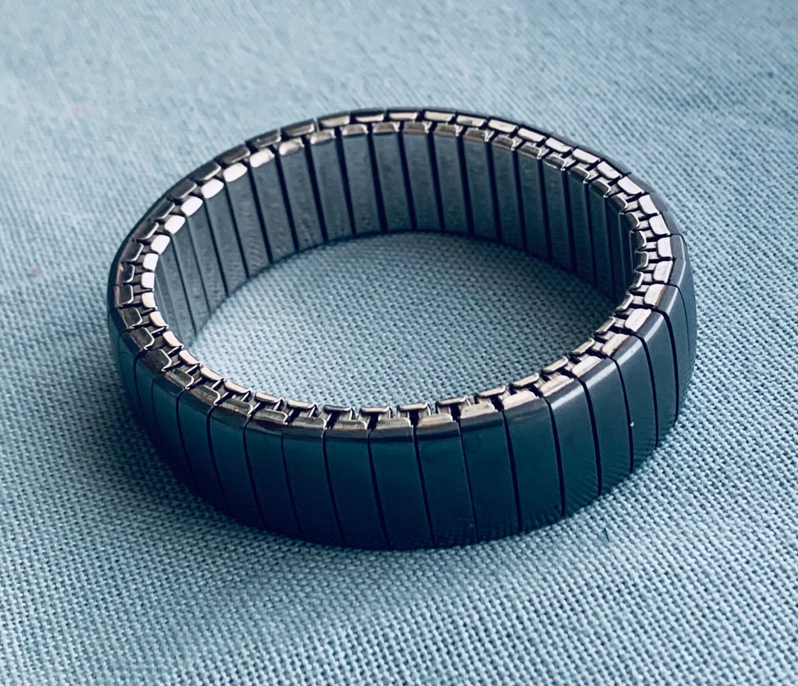 Armbänder & -reifen: Armband dehnbar mit Hämatit – Gebraucht aus Bern von Flora.Sonea 2