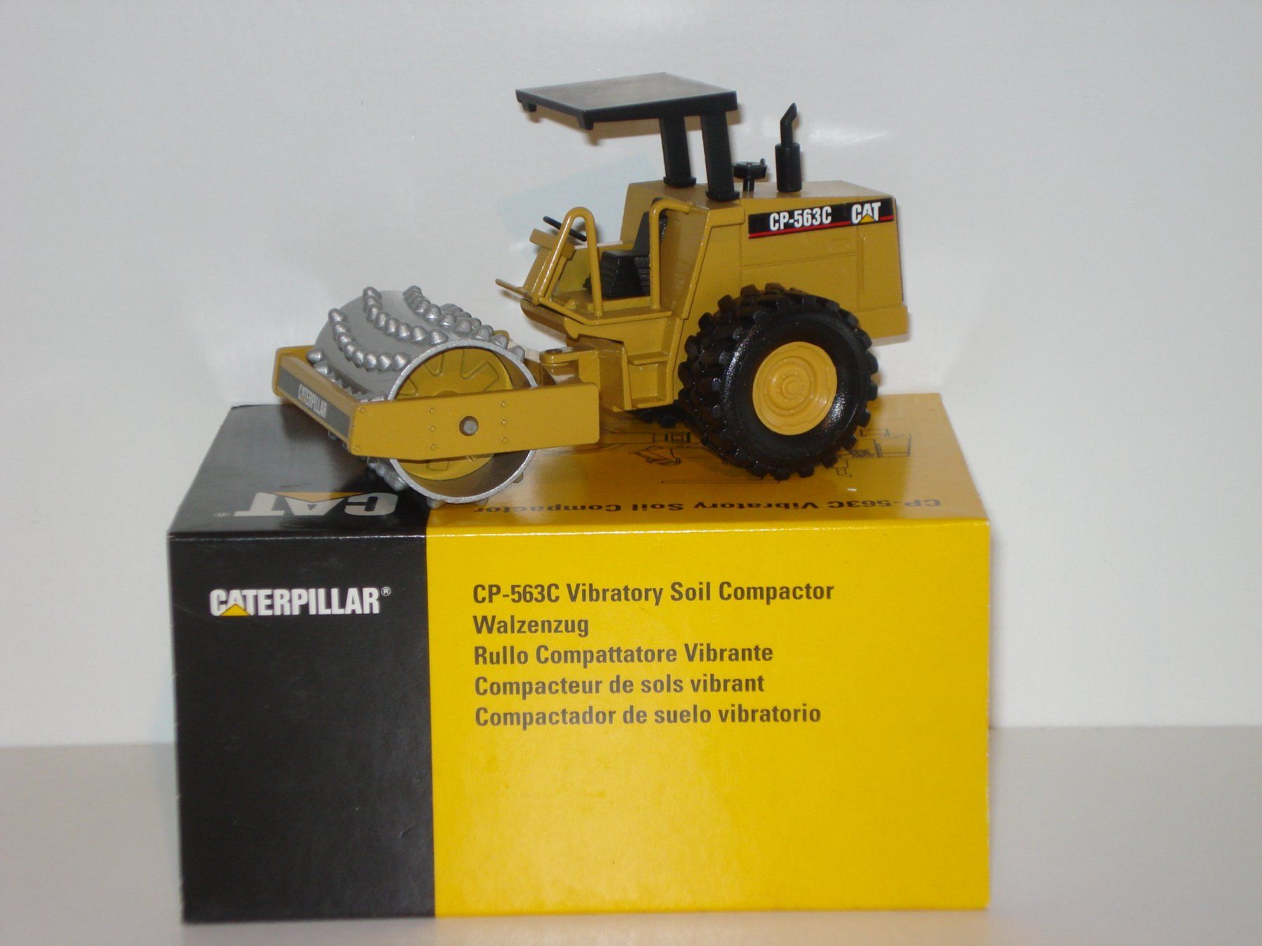 Caterpillar Kit di modellismo & Modellini statici: CAT CP 563 C Walzenzug – Nuovo (secondo la descrizione) da Mitlödi venduto da worker04