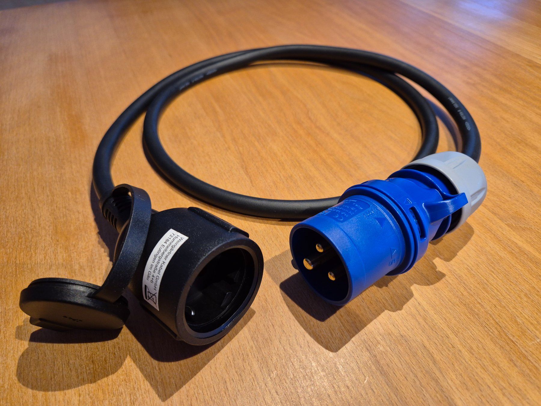 Laufwerke & Adapter: CEE-Adapterleitung 3-polig, 230V / 16A Typ EU zu PCE13 – Neu (gemäss Beschreibung) aus Schnottwil von Schaller67 4
