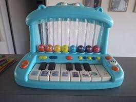 Spielzeugklavier mit Tieren und Frozen-Sticker drauf